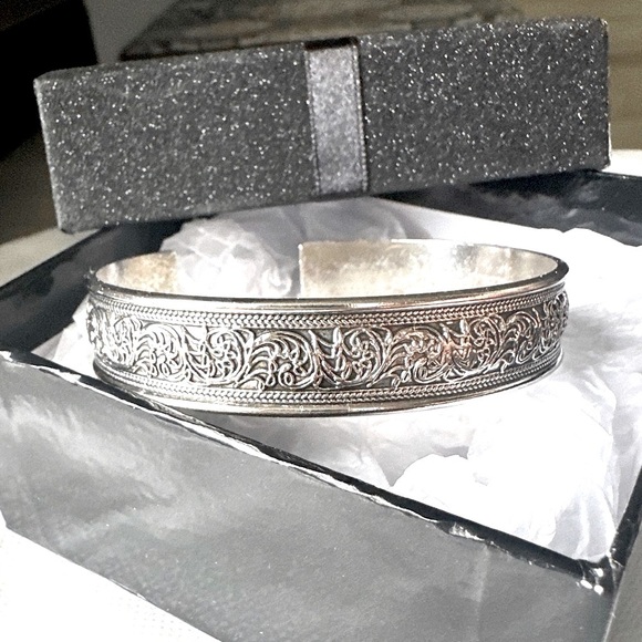 Sterling Silver .925 Detailed Bracelet - Picture 3 of 11